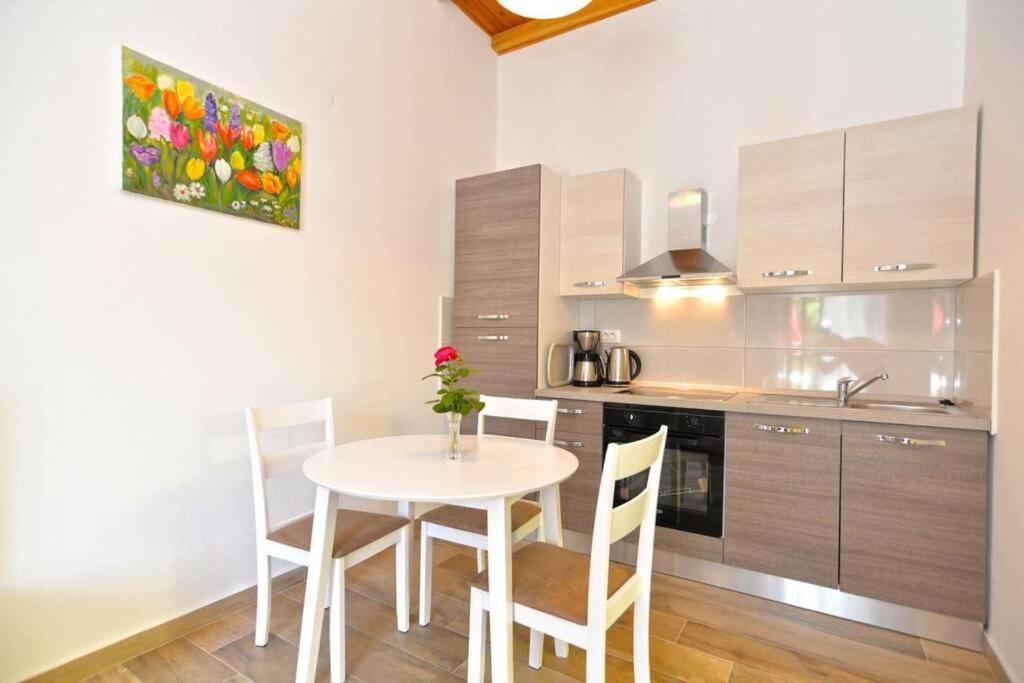 Apartment Vesna For 2, Free Parking And Wi-Fi Pula Ngoại thất bức ảnh