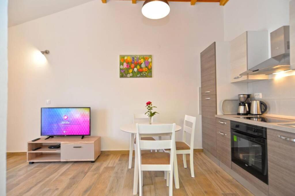 Apartment Vesna For 2, Free Parking And Wi-Fi Pula Ngoại thất bức ảnh