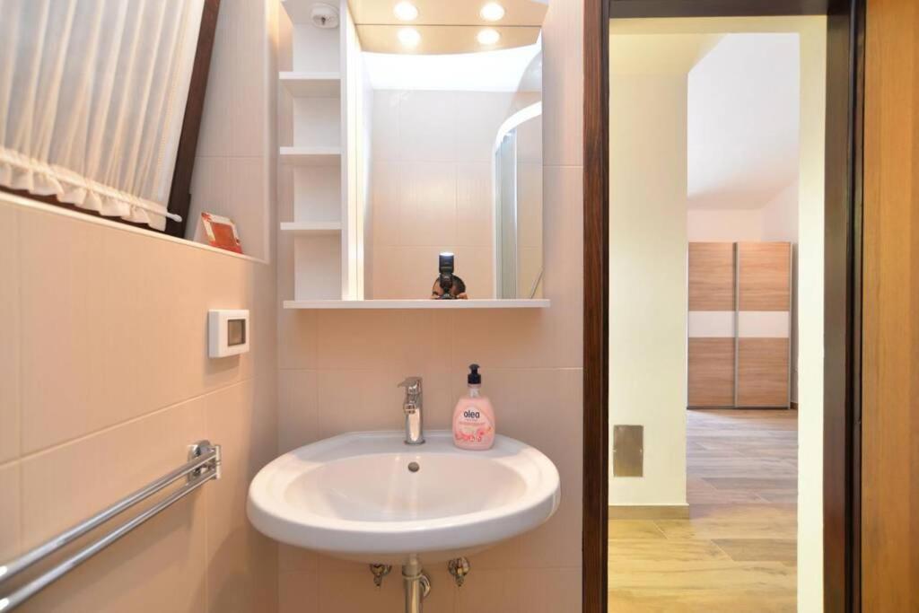 Apartment Vesna For 2, Free Parking And Wi-Fi Pula Ngoại thất bức ảnh